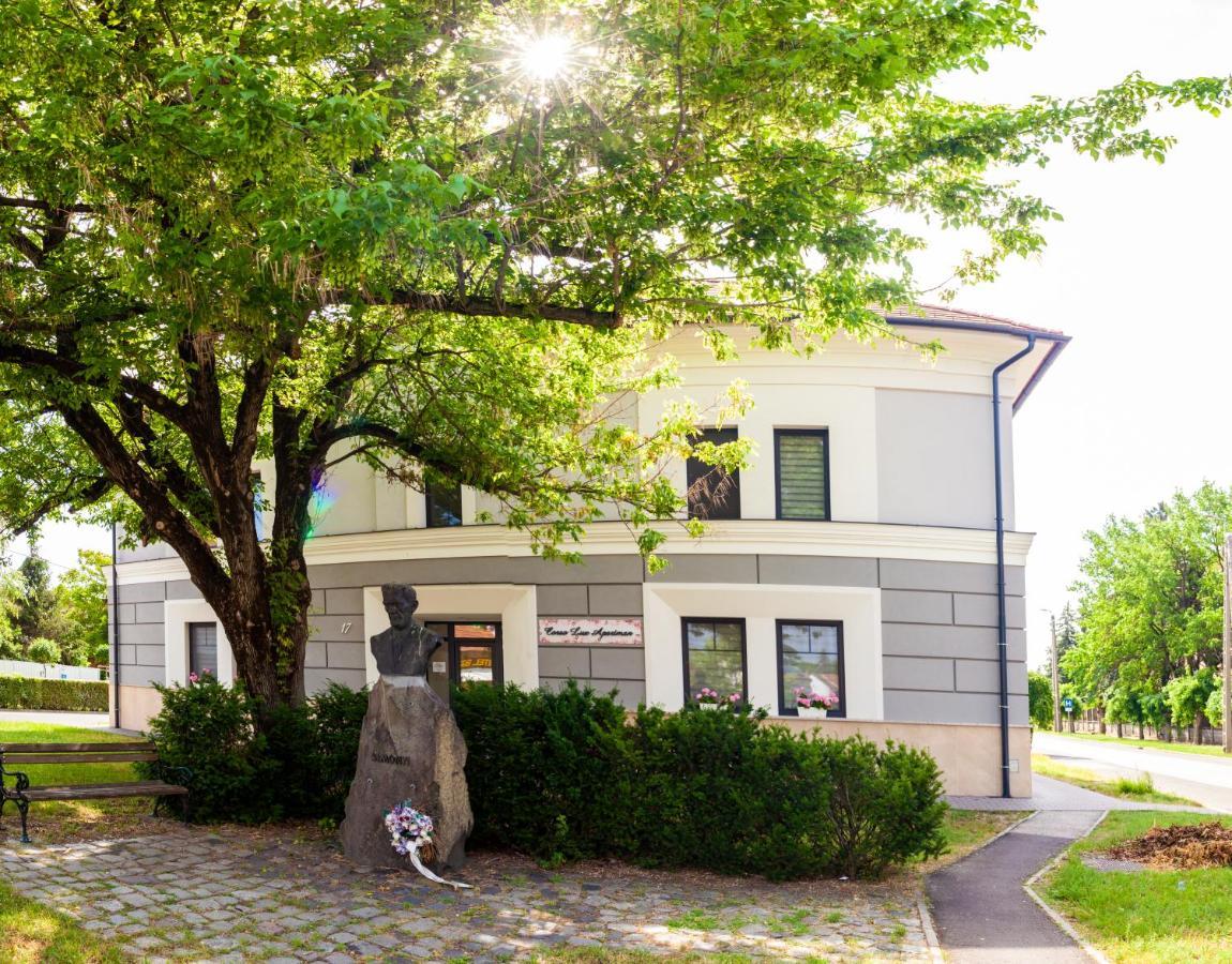 Corso Lux Apartman Gyula Exteriör bild